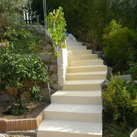 Petite Dans Copropriete Avec Piscine Et Vue Mer. Nyaraló *