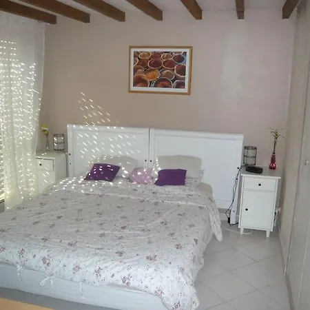 Petite Dans Copropriete Avec Piscine Et Vue Mer. * Hyères