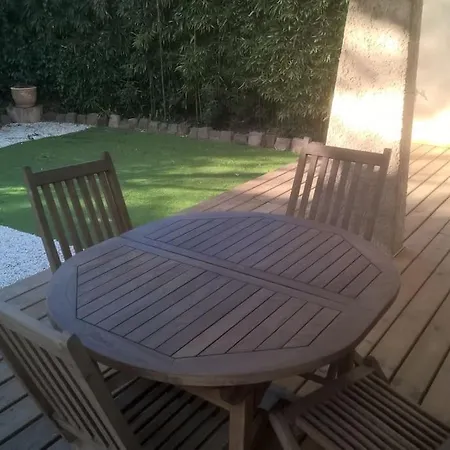 Petite Dans Copropriete Avec Piscine Et Vue Mer. Nyaraló *