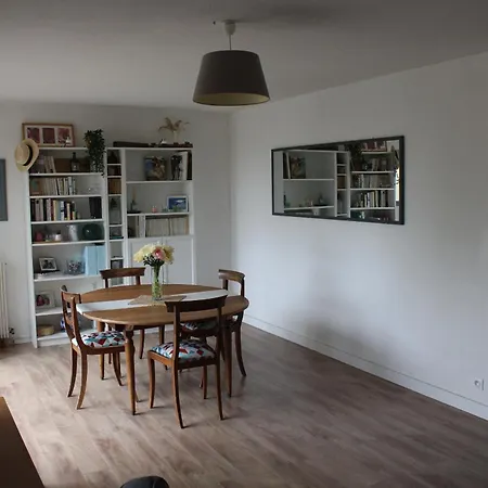 Petite Dans Copropriete Avec Piscine Et Vue Mer. Nyaraló *